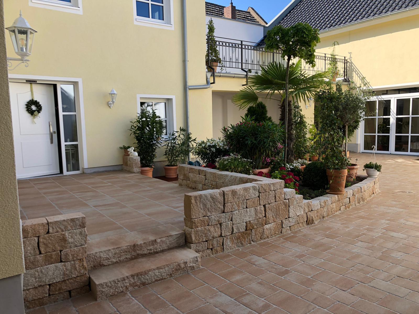 Hofgestaltung mit Natursteinmauer von BRAHA